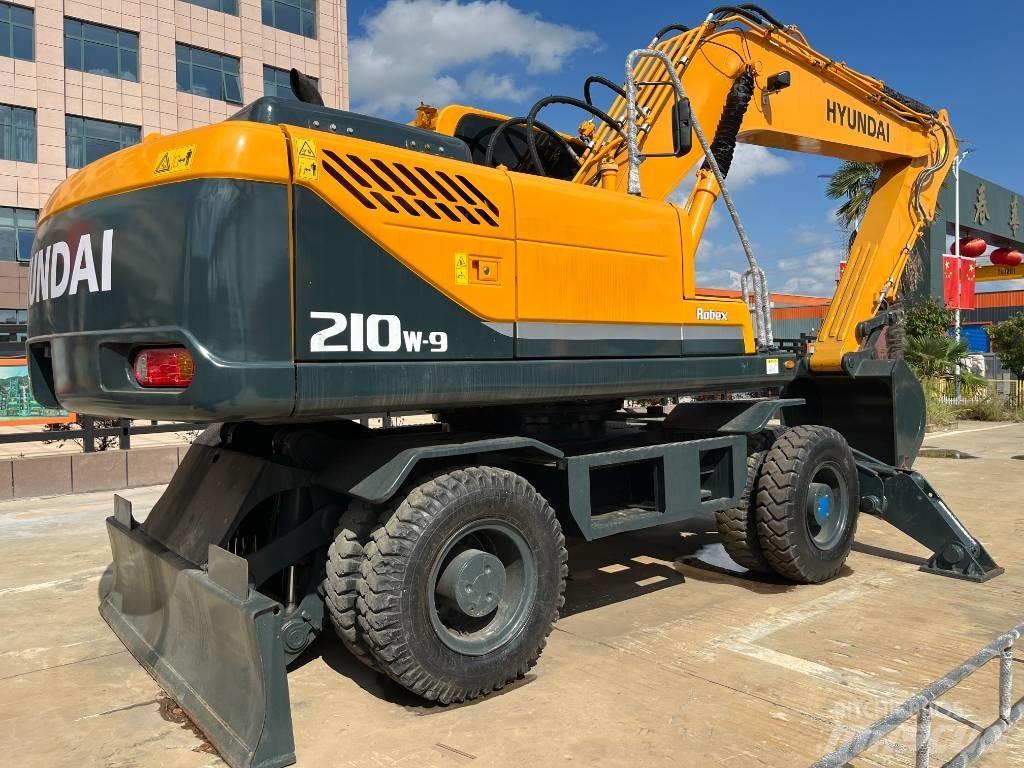 Hyundai R210W  휠 굴삭기