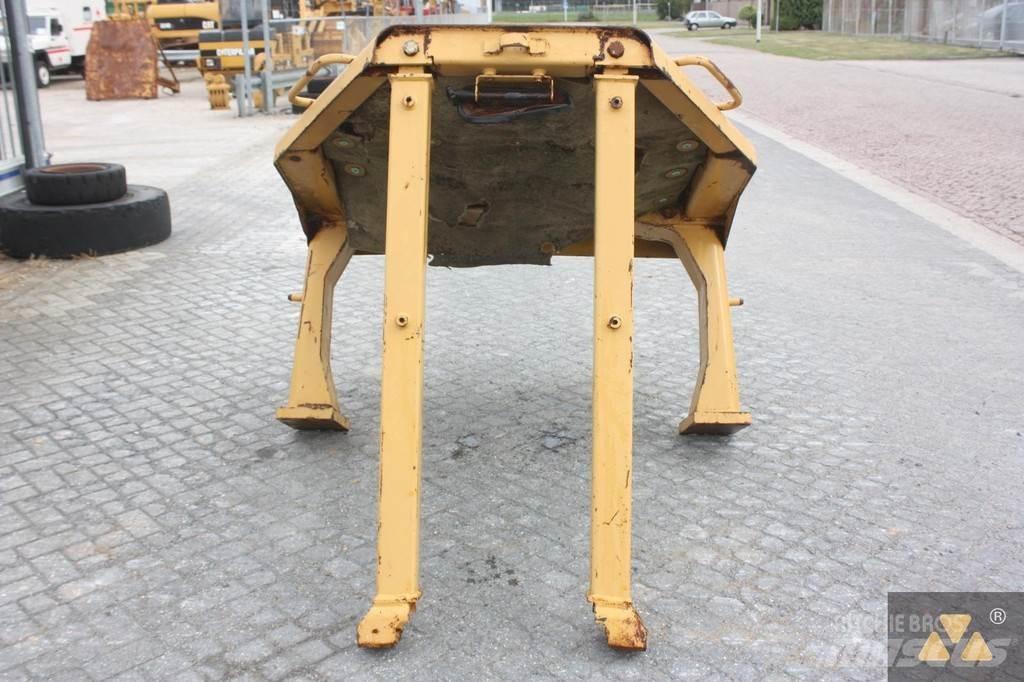 CAT D8N O-rops cab 캐빈 및 인테리어