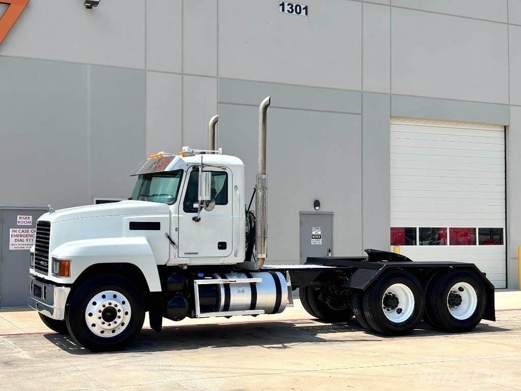 Mack Pinnacle 64T 트랙터 유닛