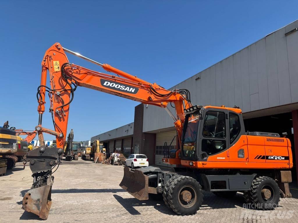 Doosan DX 210 W  휠 굴삭기