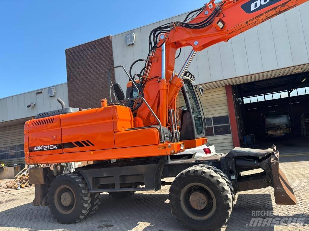 Doosan DX 210 W  휠 굴삭기