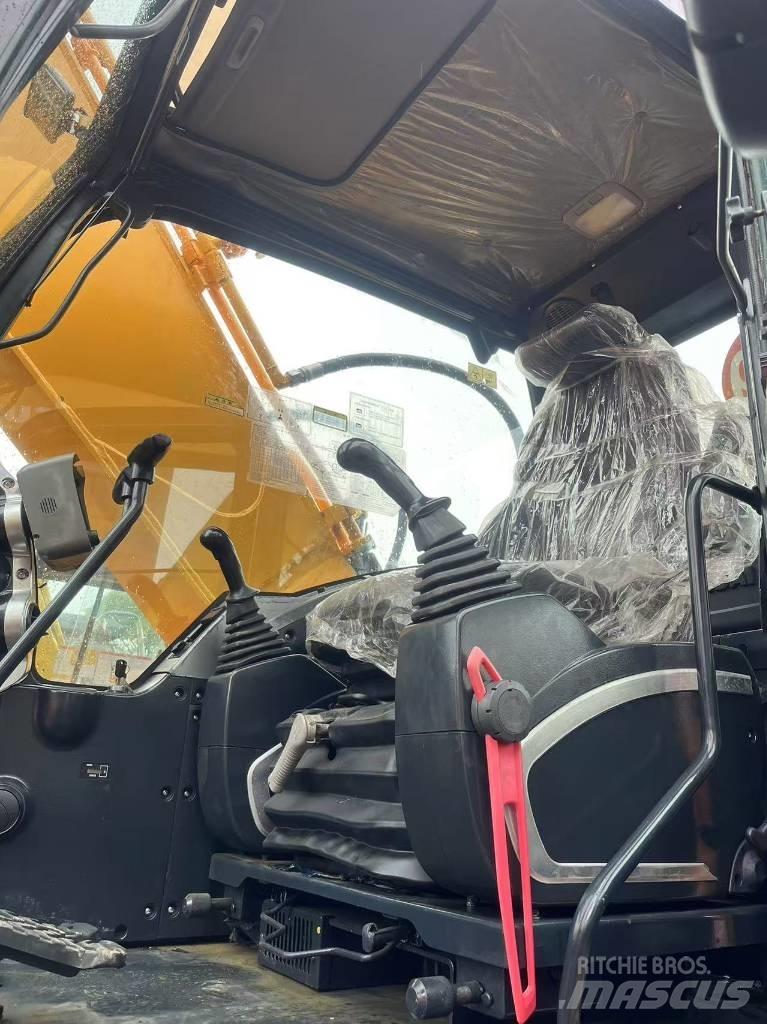 Hyundai R220LC-9S  휠 굴삭기