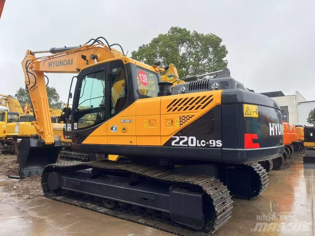 Hyundai R220LC-9S  휠 굴삭기