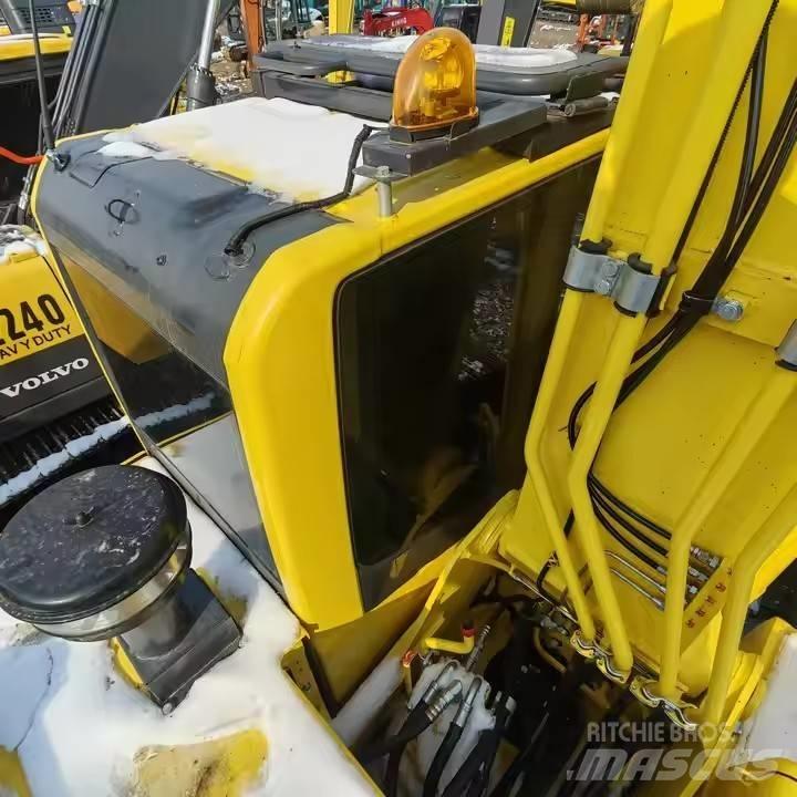 Komatsu PC 210 대형 굴삭기 29톤 이상