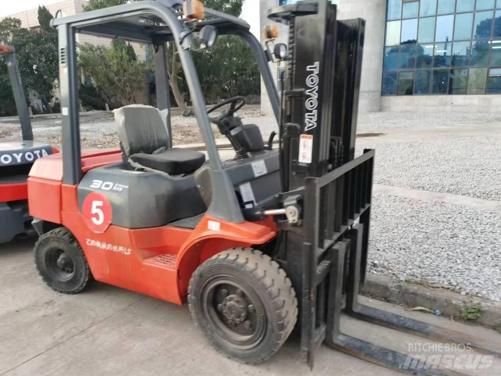 Toyota 7FD 30 디젤 지게차