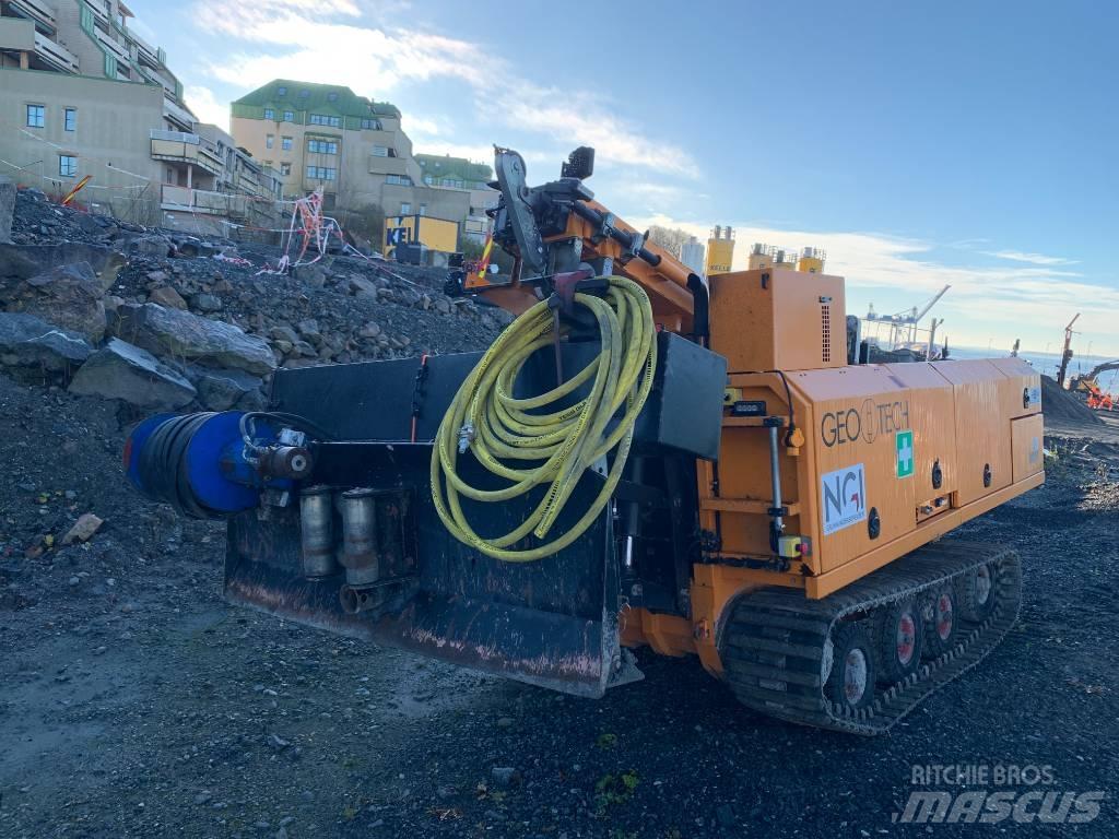  Geotech 607 도로 굴착기