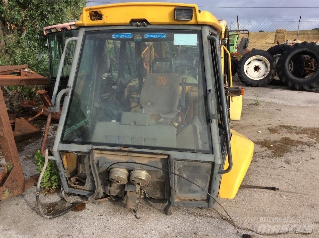Komatsu WB 97 R 캐빈 및 인테리어