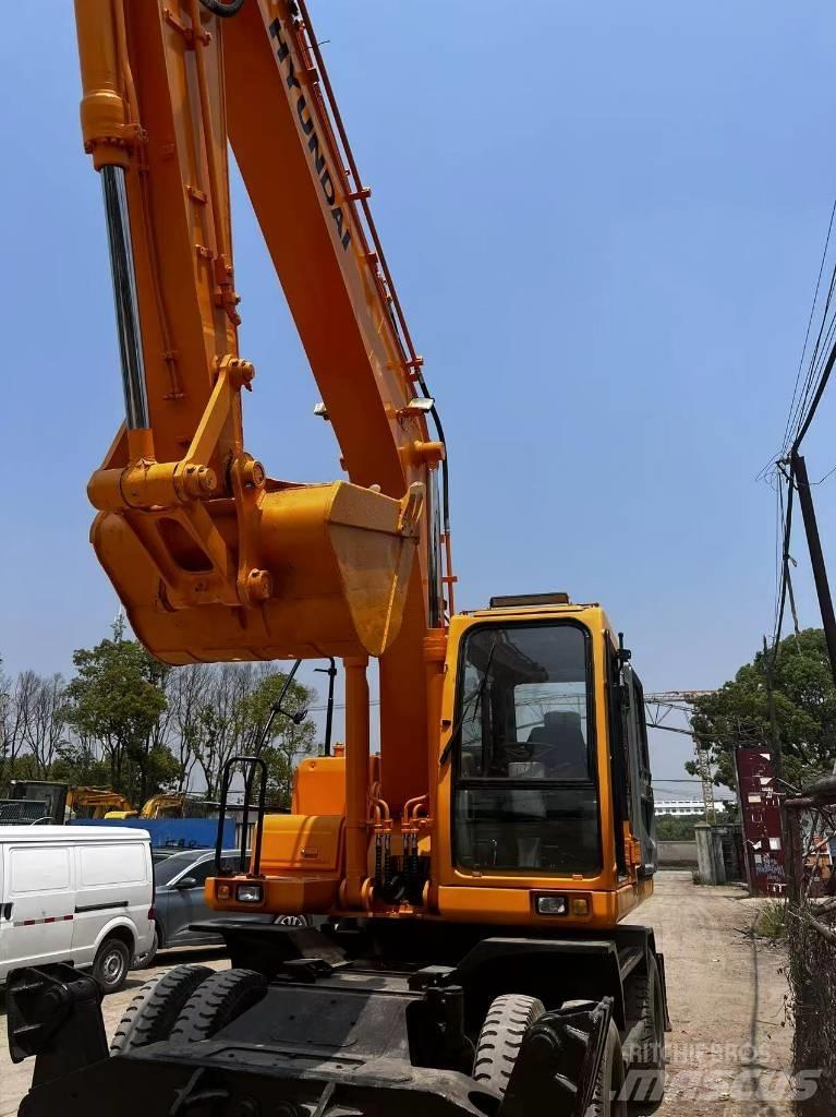 Hyundai R210W-7  휠 굴삭기