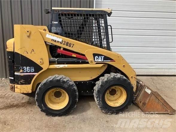 CAT 236B  스키드로더