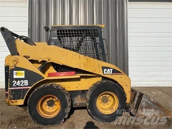 CAT 242B  스키드로더
