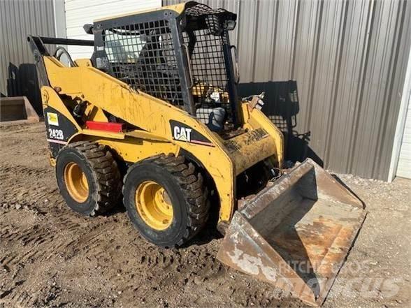 CAT 242B  스키드로더