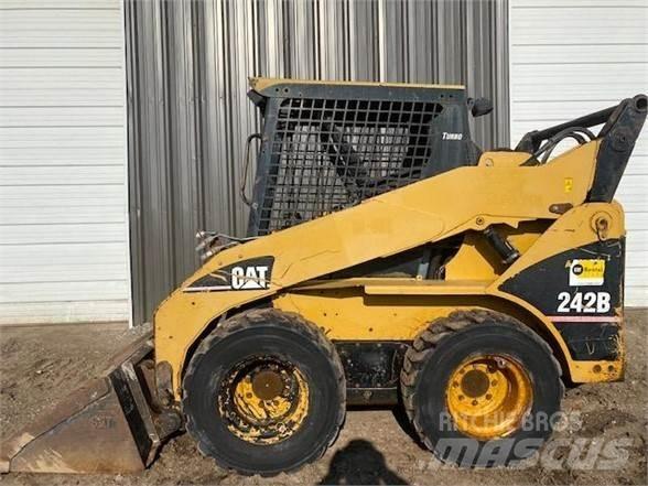 CAT 242B  스키드로더
