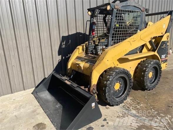 CAT 252  스키드로더