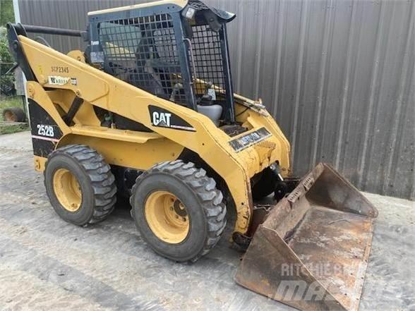 CAT 252B  스키드로더