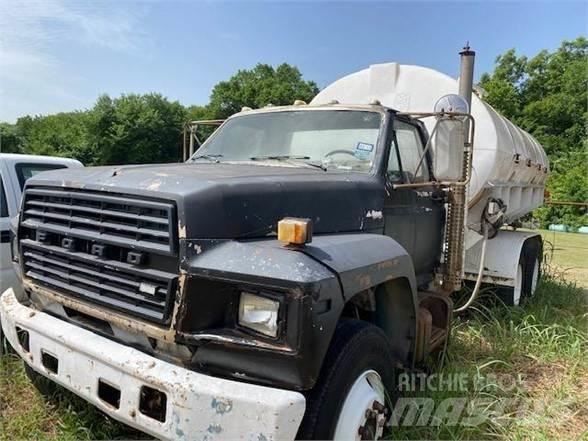 Ford F800 탱커 트럭