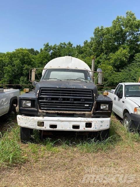 Ford F800 탱커 트럭
