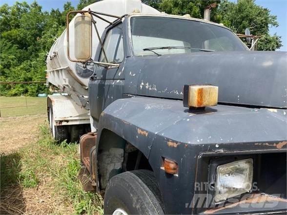 Ford F800 탱커 트럭