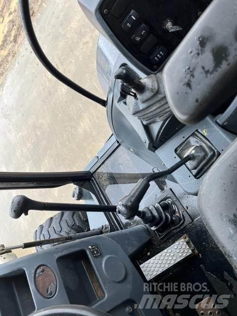Terex TLB840R 백호로더