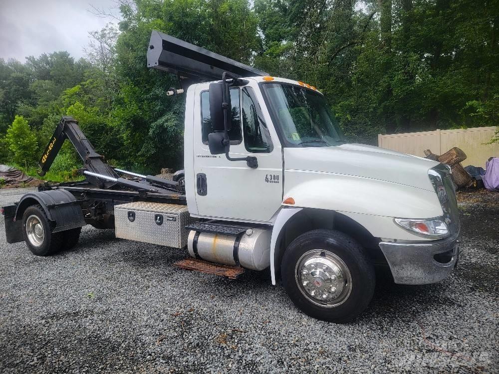 International 4300 훅 리프트 트럭