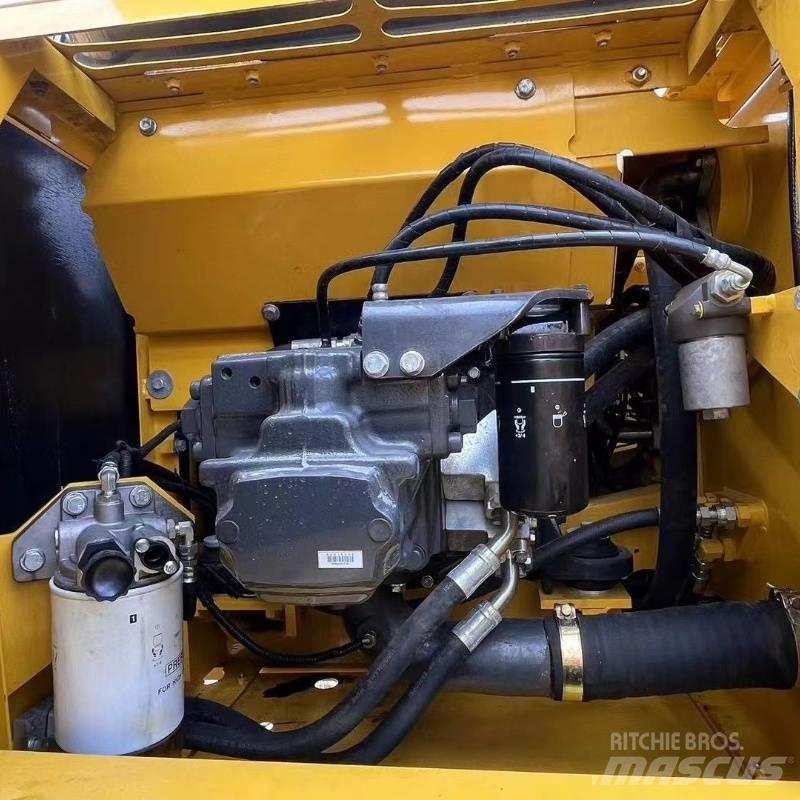 Komatsu PC 220 대형 굴삭기 29톤 이상