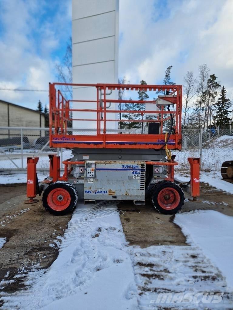 SkyJack SJ 6832 RT 가위형 리프트