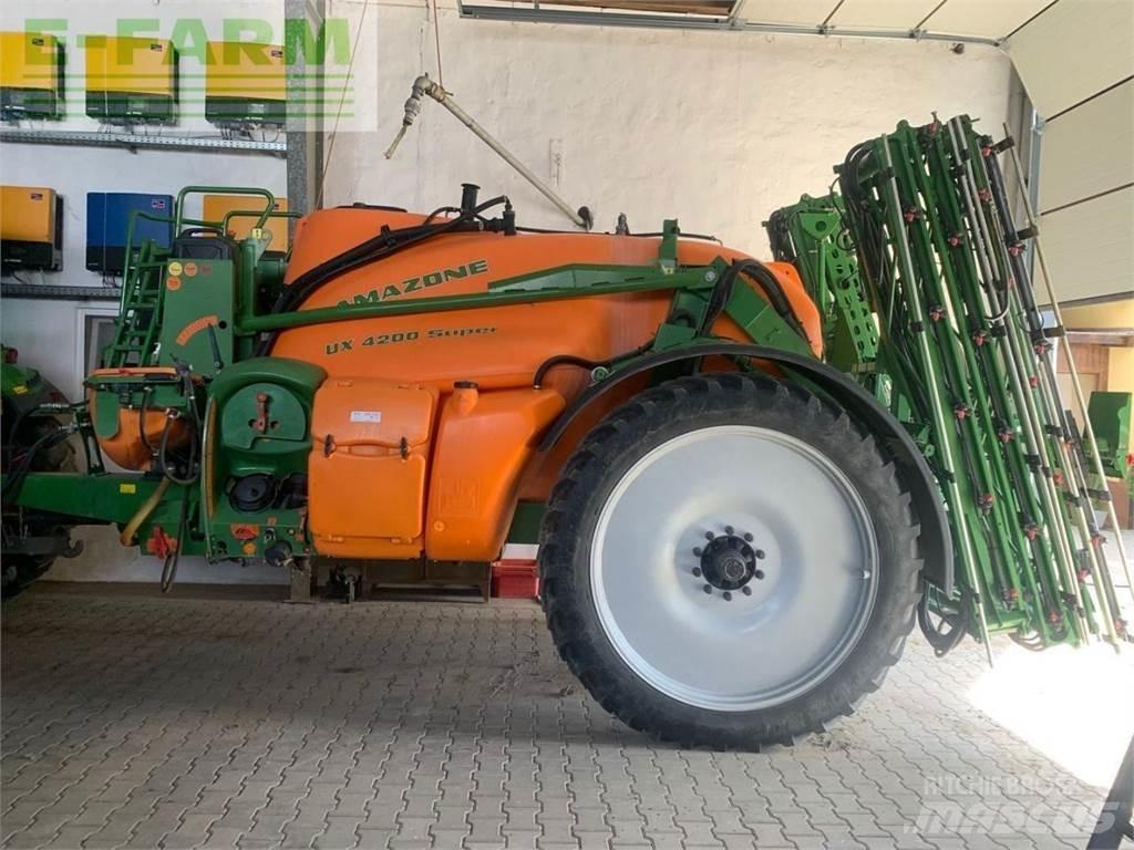 Amazone UX4200 견인형 분무기