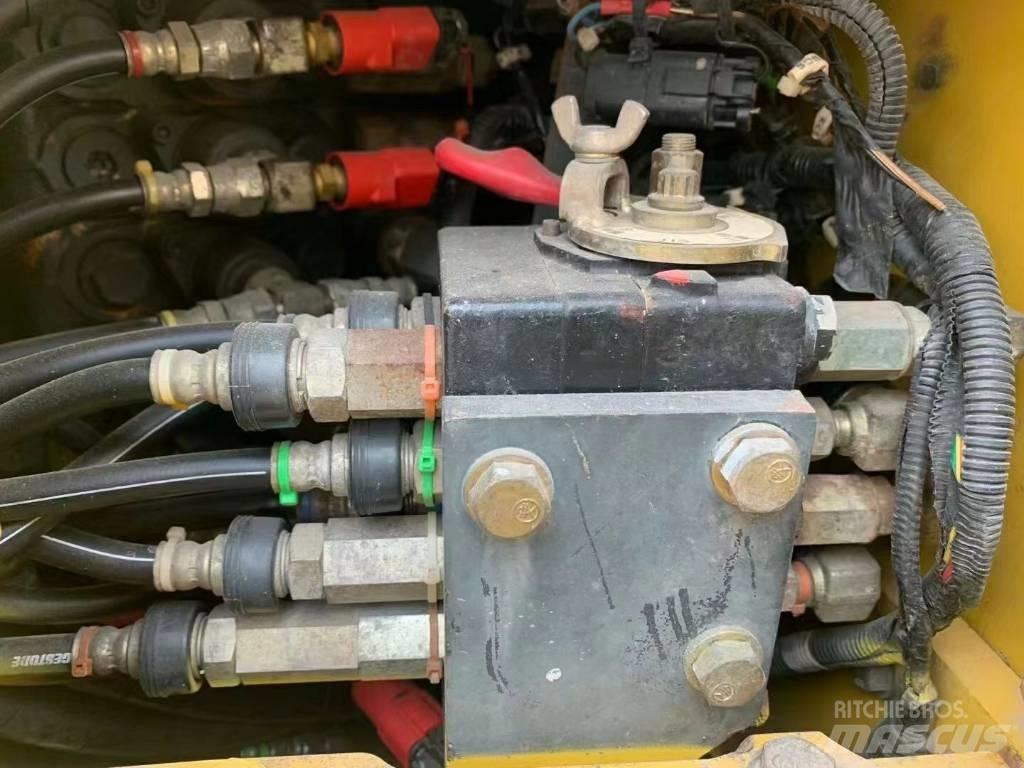 Komatsu PC 138 US 중형굴삭기 7톤-28톤
