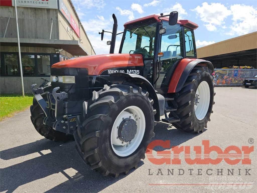 New Holland M 135 트랙터