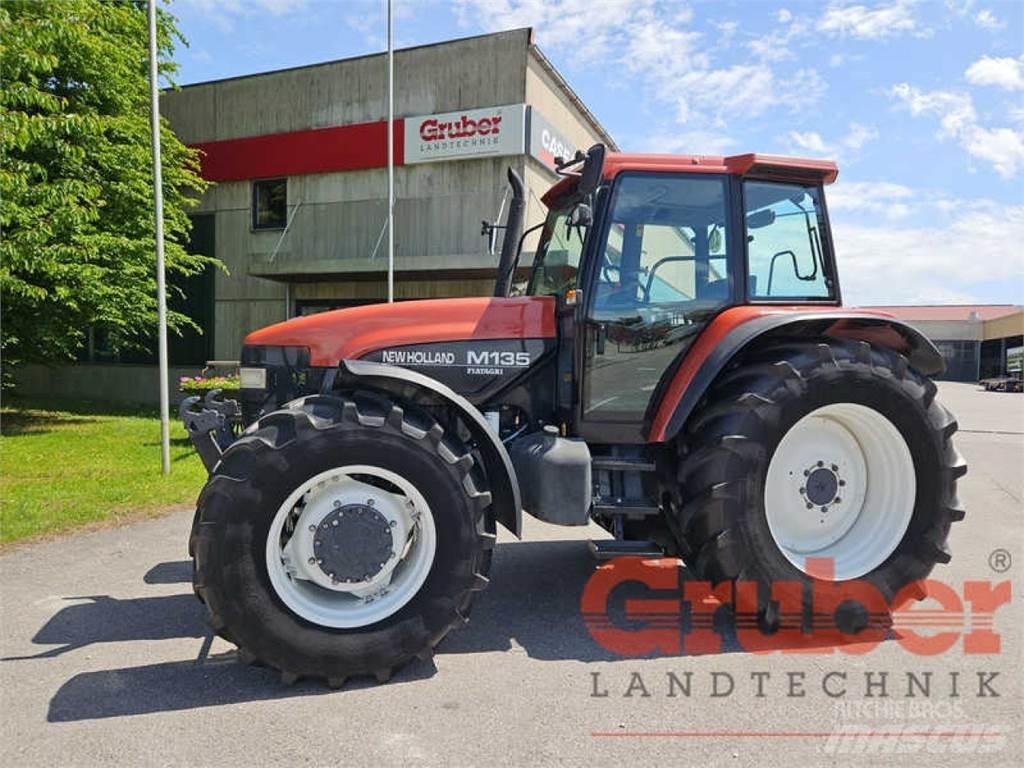 New Holland M 135 트랙터