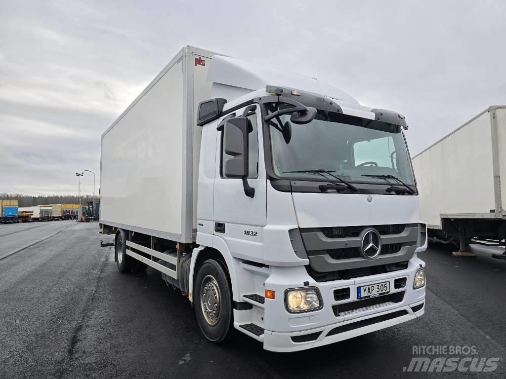 Mercedes-Benz 1832 탑차 트럭