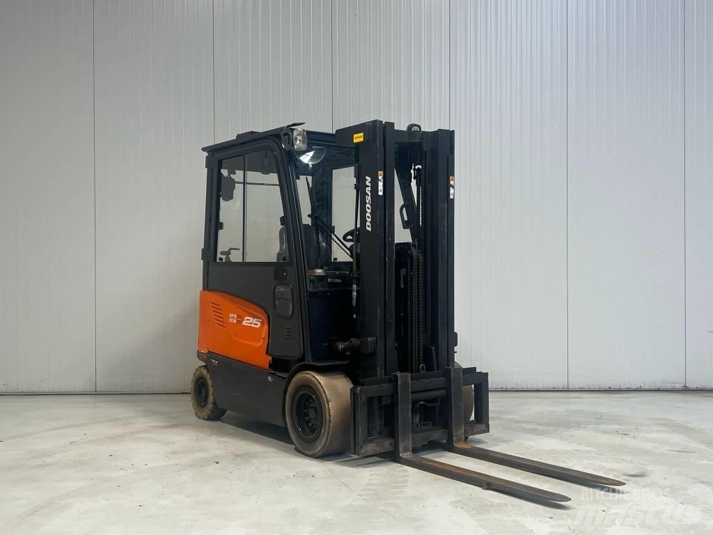 Doosan B25X-7 전동 지게차
