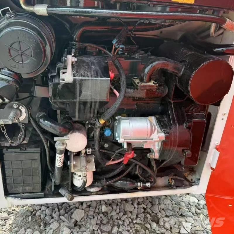 Bobcat S 70  스키드로더