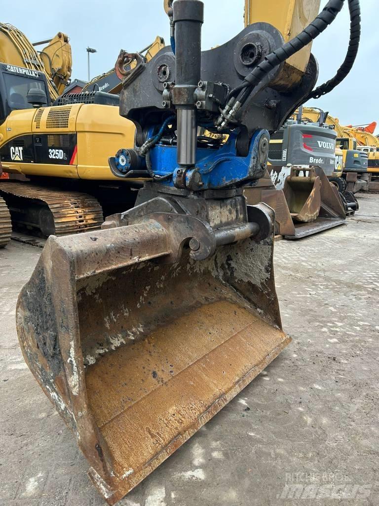 CAT M 318 F  휠 굴삭기