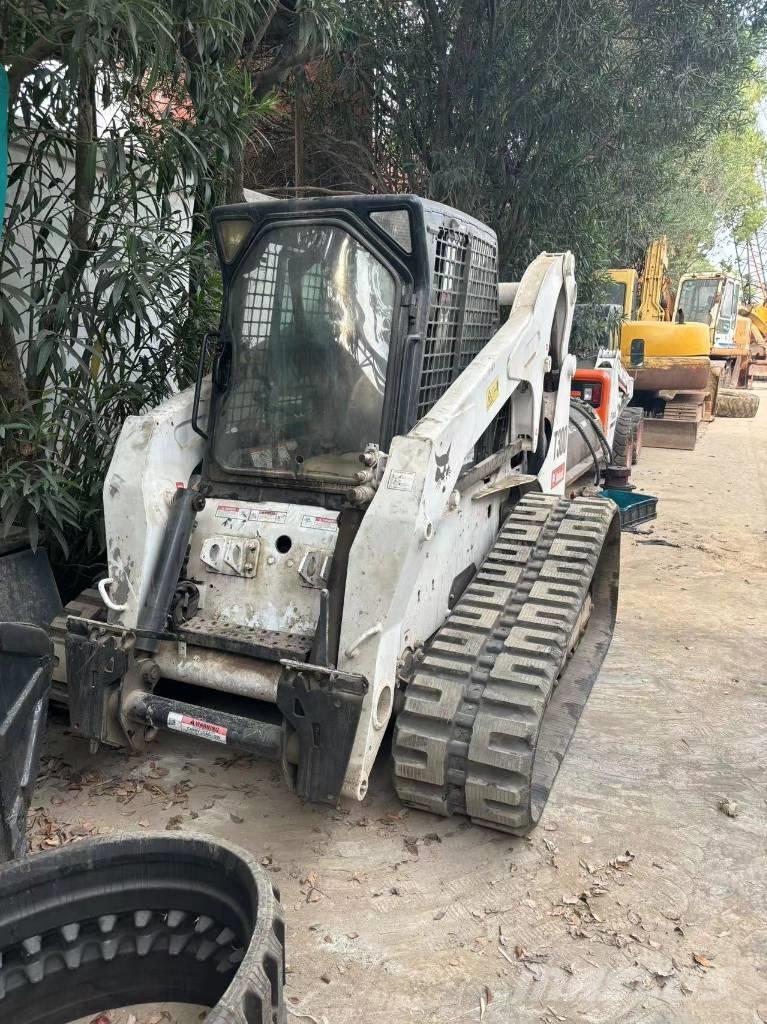 Bobcat T 300  스키드로더