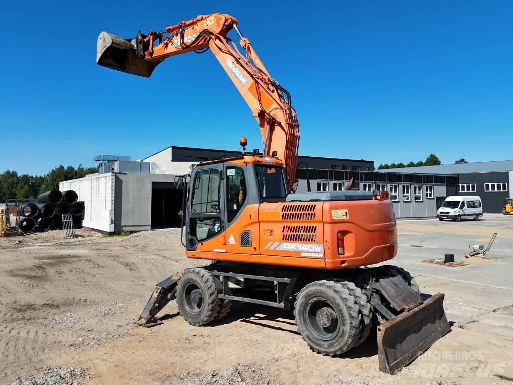 Doosan DX 140 W  휠 굴삭기