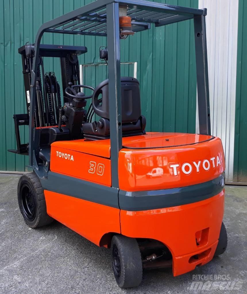 Toyota FBMF30 전동 지게차
