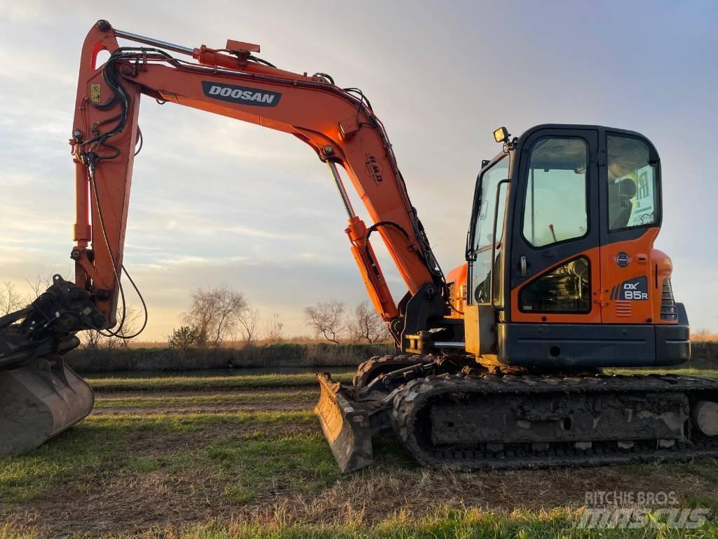 Doosan DX 85 R-3 중형굴삭기 7톤-28톤