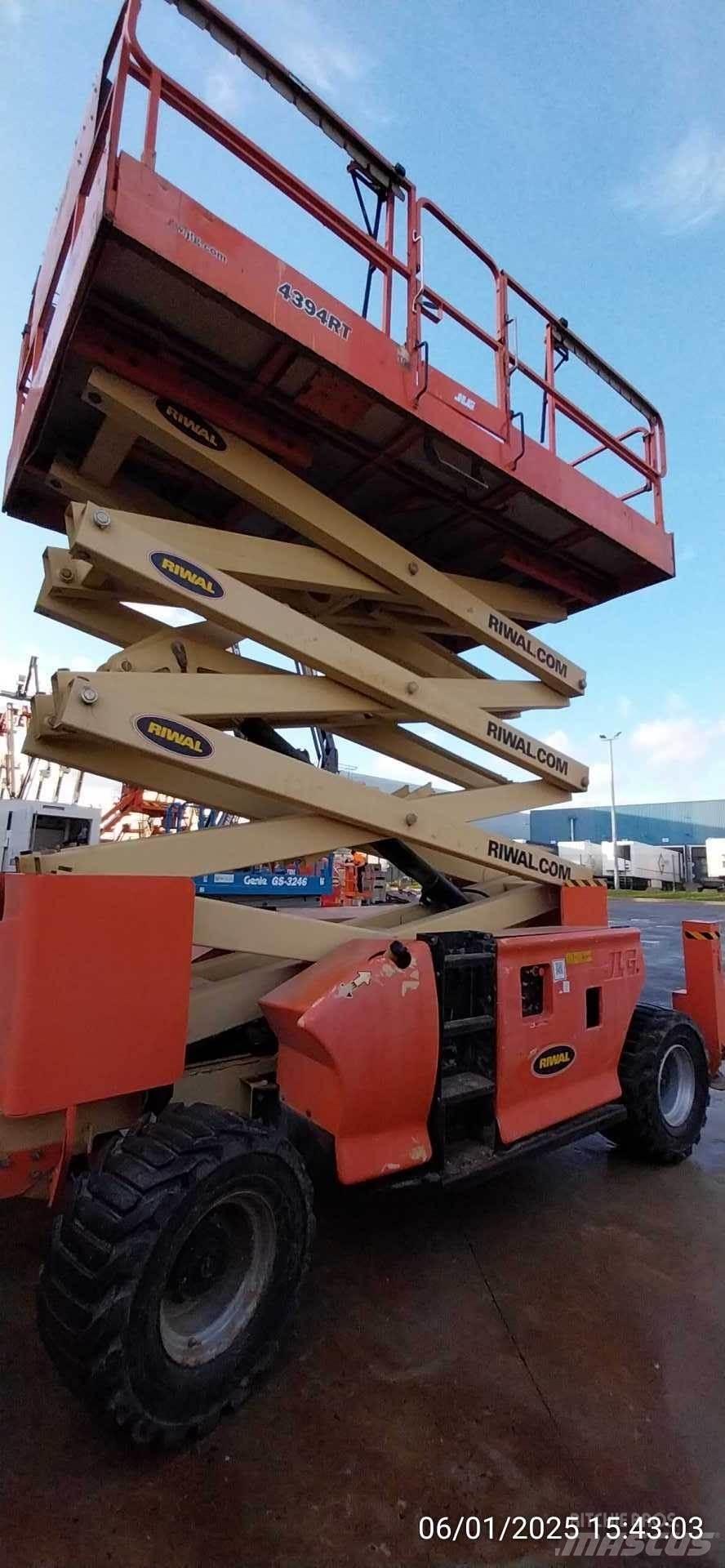 JLG 4394RT 가위형 리프트