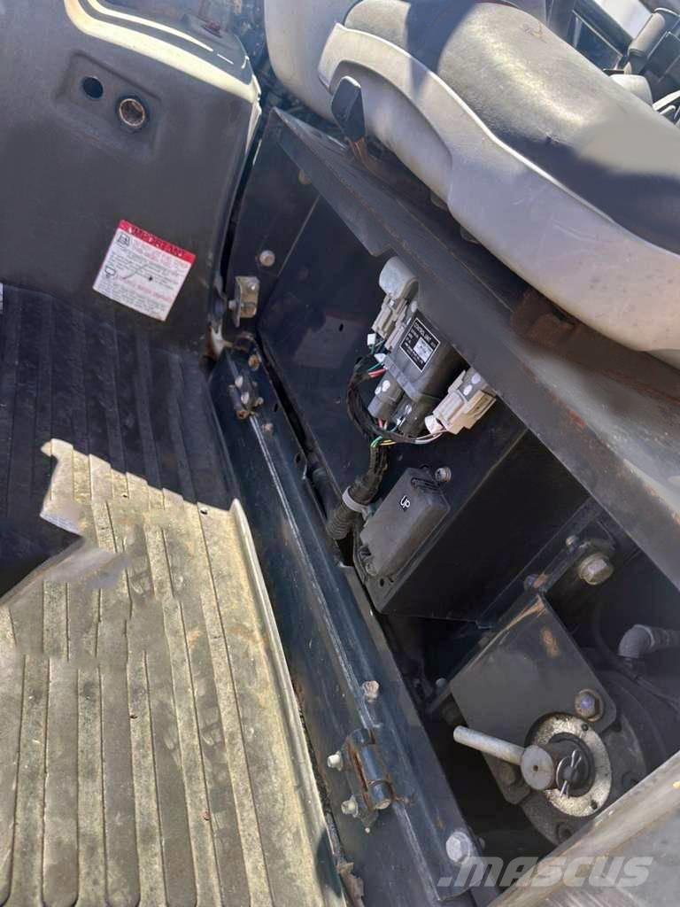 Hitachi ZX 27 U 소형 굴삭기 7톤 미만