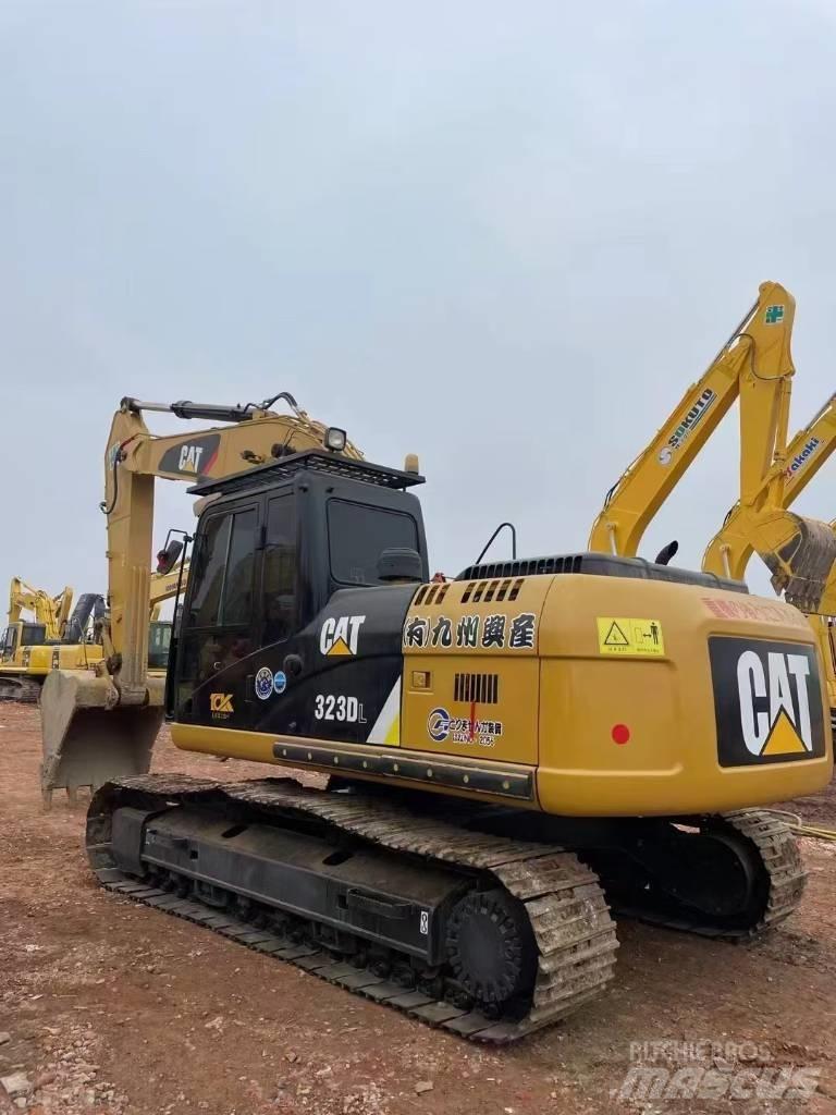 CAT 323 D L 대형 굴삭기 29톤 이상