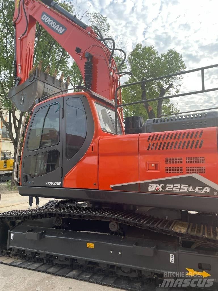 Doosan DX 225 중형굴삭기 7톤-28톤
