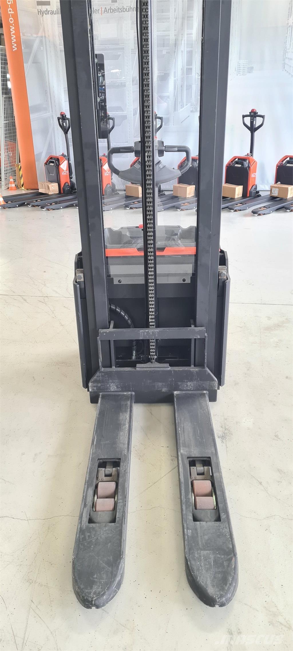 Toyota SWE120L 보행식 리치 지게차