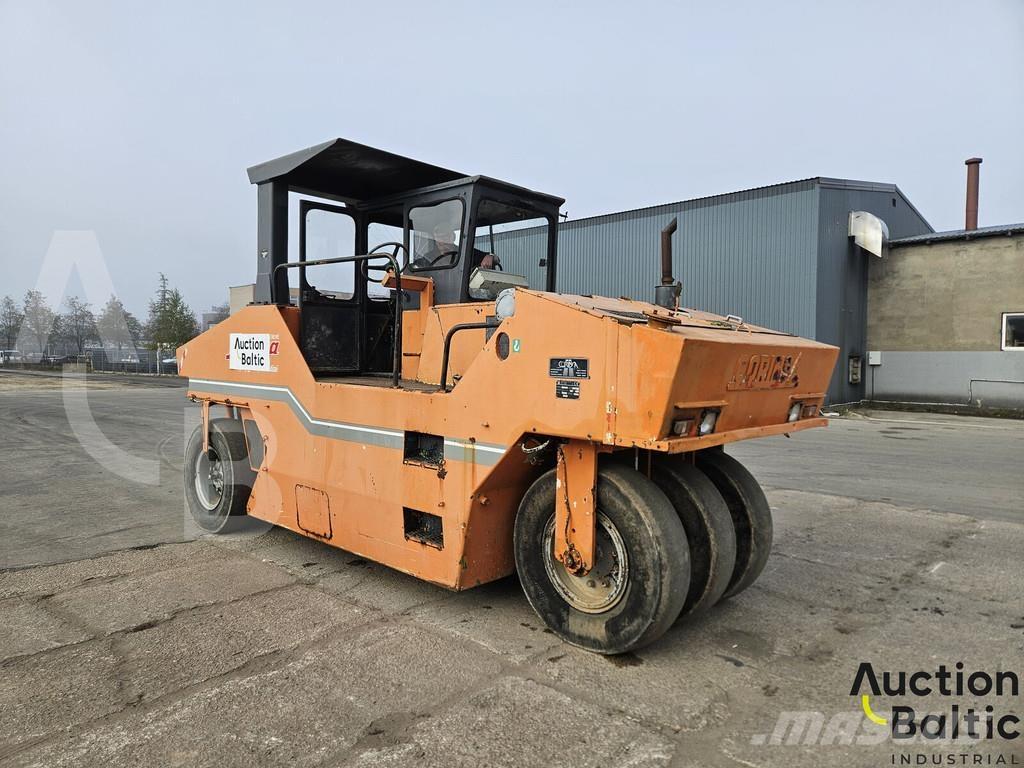 Corinsa CCN 1222 공기 타이어 롤러