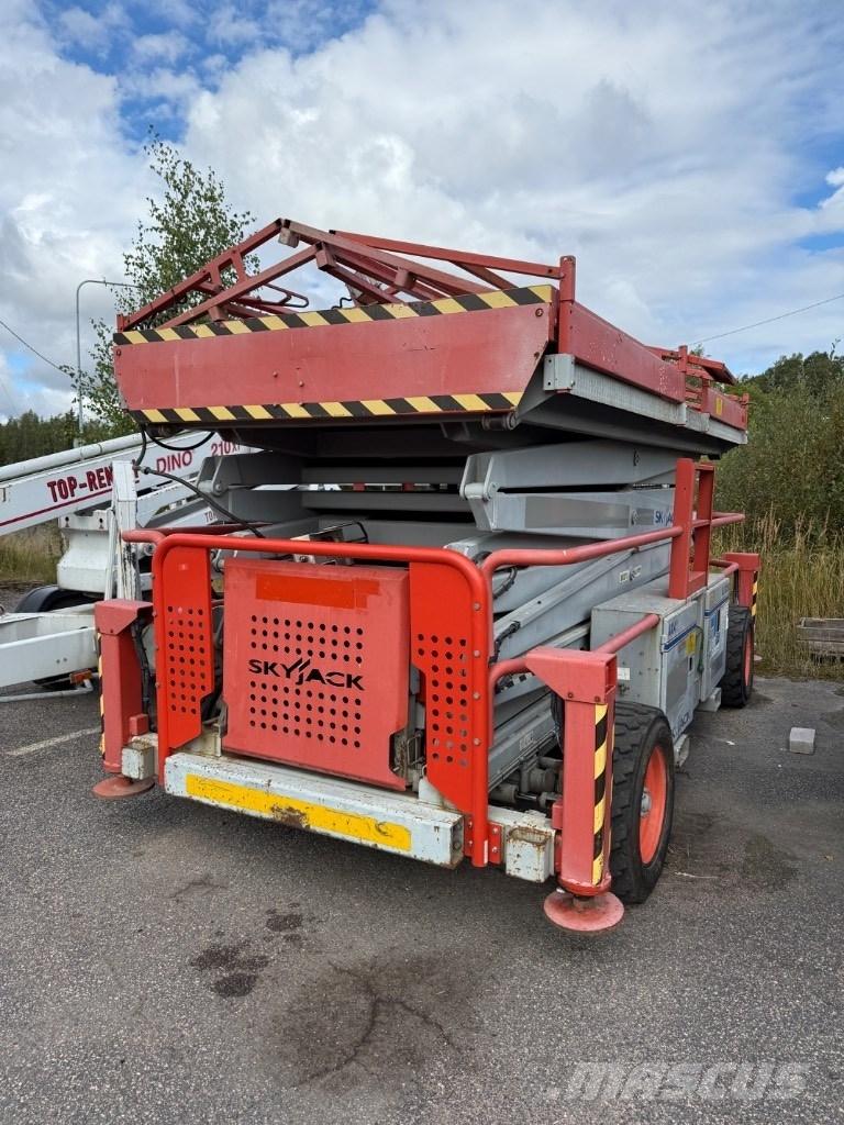 SkyJack SJ 9250 RT 가위형 리프트