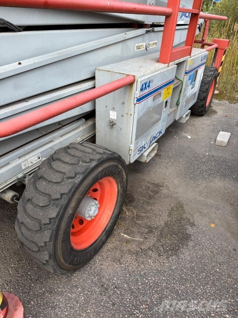 SkyJack SJ 9250 RT 가위형 리프트