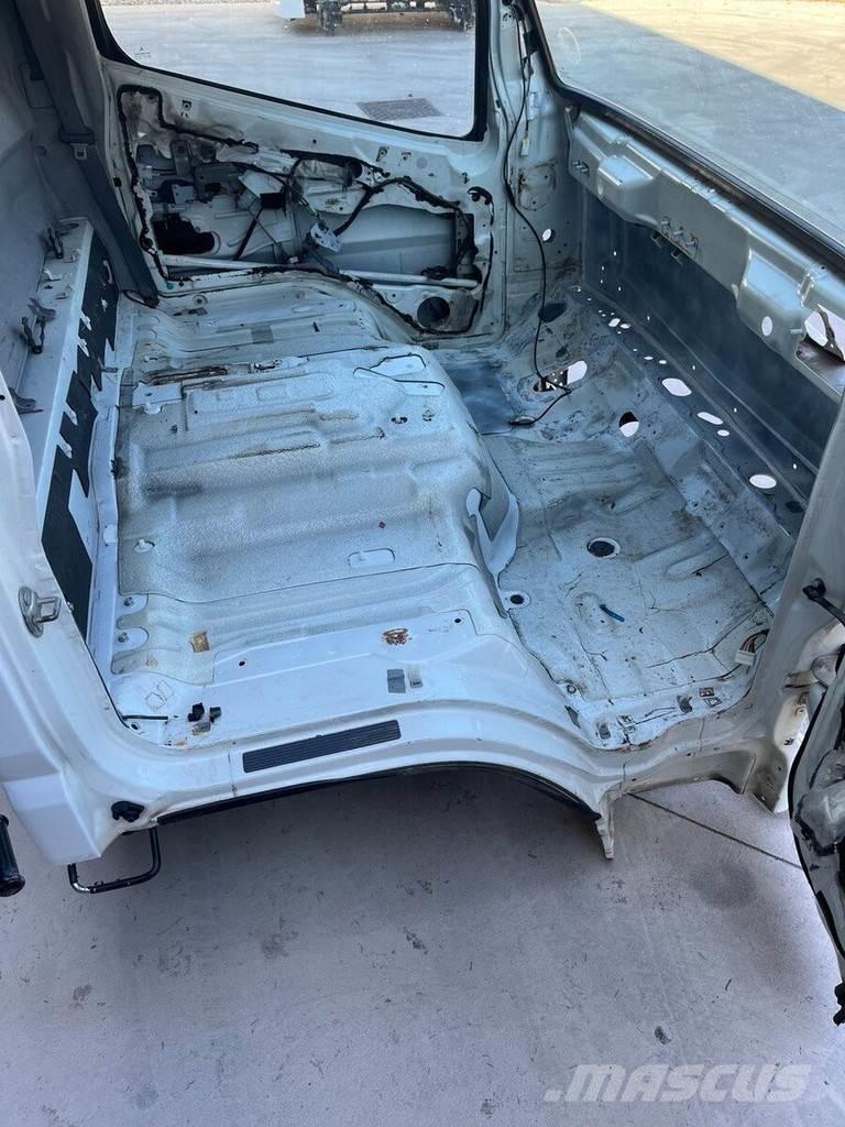 Mitsubishi S MODEL 캐빈 및 인테리어