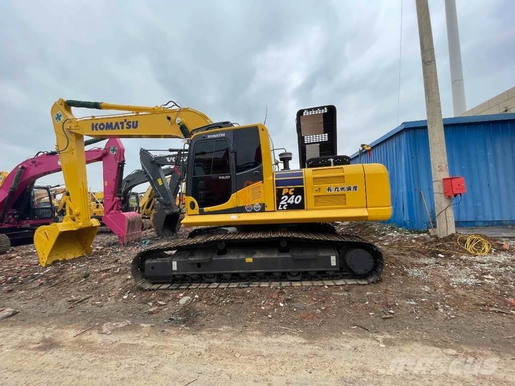 Komatsu PC 240-8 대형 굴삭기 29톤 이상