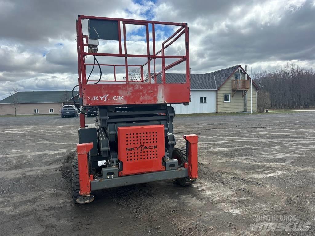 SkyJack SJ 8841 RT 가위형 리프트