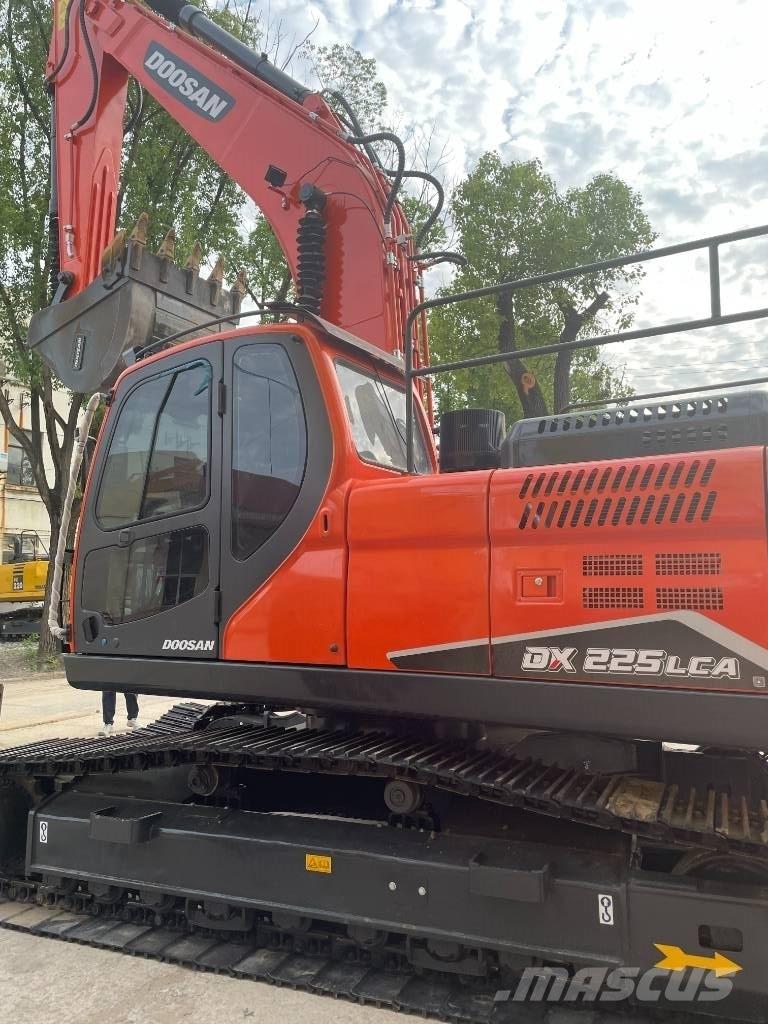 Doosan DX 225 중형굴삭기 7톤-28톤