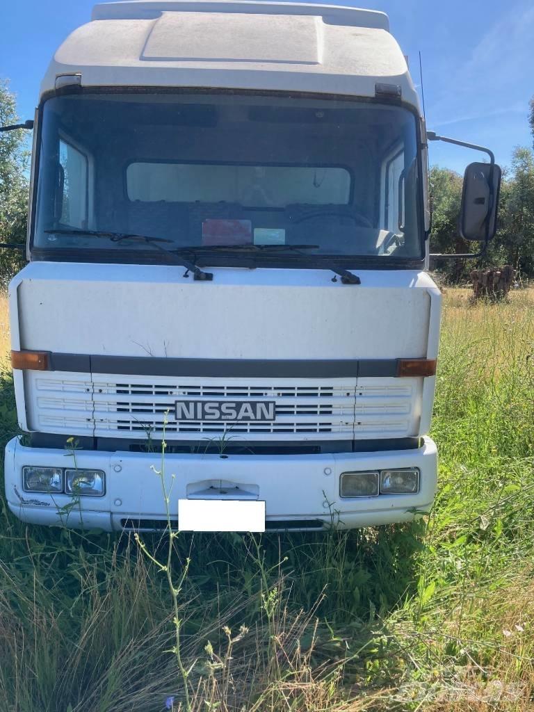 Nissan CAMPER L70 모터홈 및 카라반